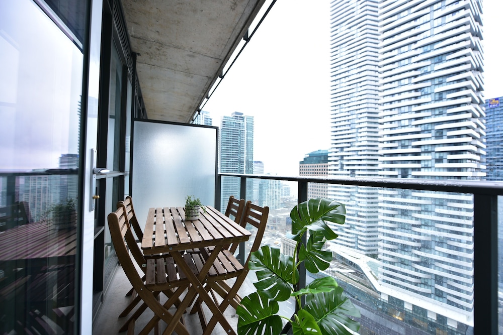 Sarkar Suites - Maple Leaf Square
