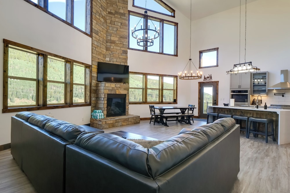 Aspen Grove Views: Spacious Duplex 5 Mi to Breck