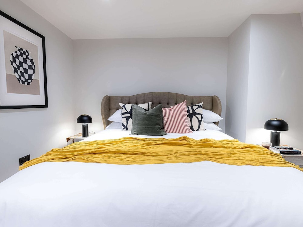 Three Bedroom Near Brick Lane by Belvilla
