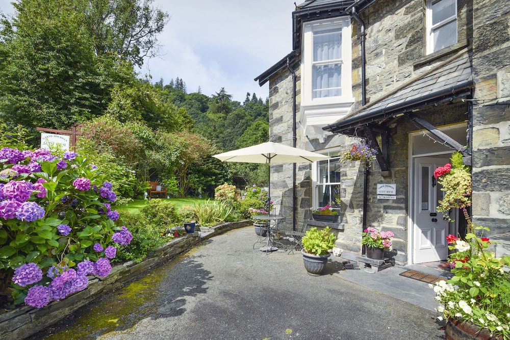 Garth Dderwen Guest House