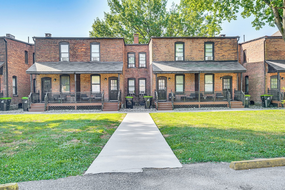 Stay & Play in Dtwn Stroudsburg: Updated Townhouse