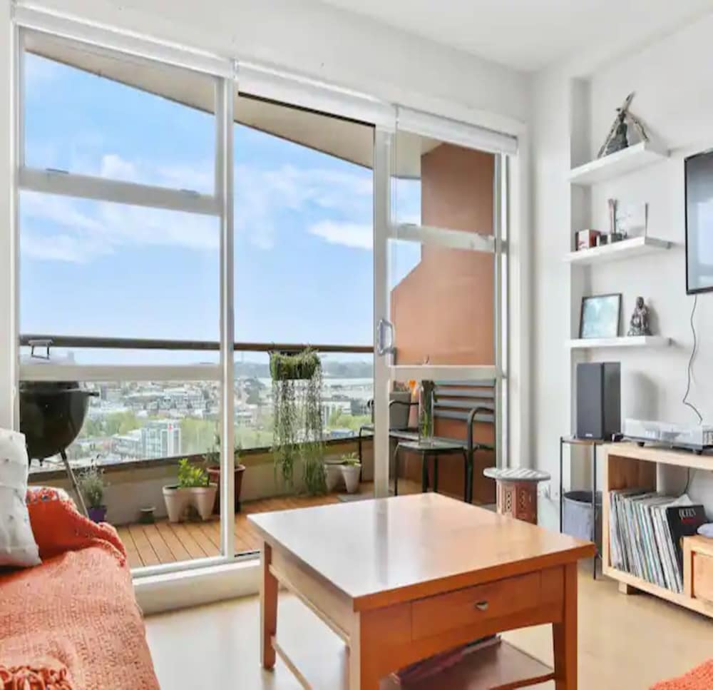 Central and stylish apartment view 5