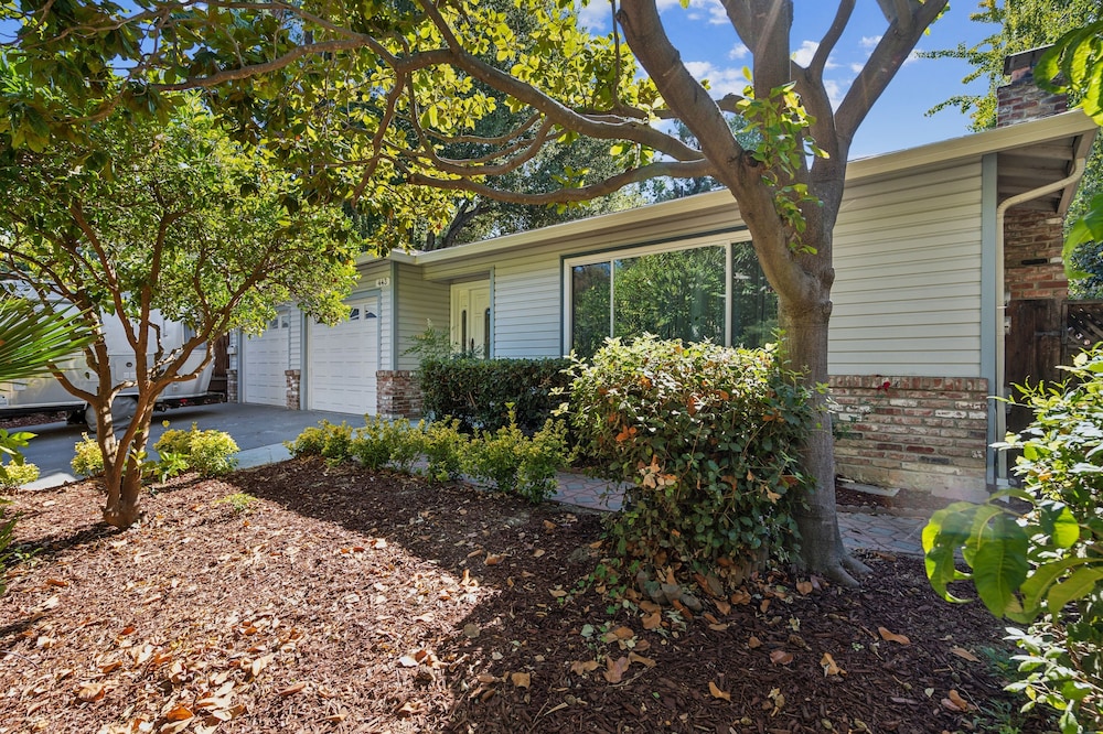 Spacious Mountain View Duplex In Prime Location 3 Bedroom Duplex