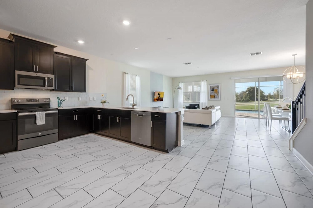Wonderful Home With Movie Room Near Disney