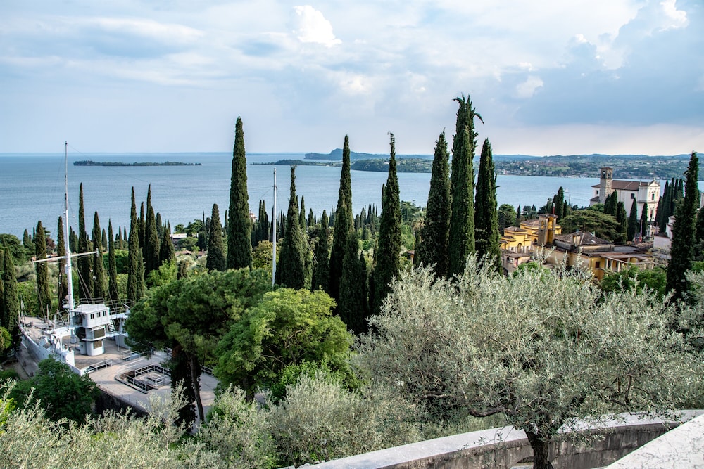 Alice House Terrace & Lake View