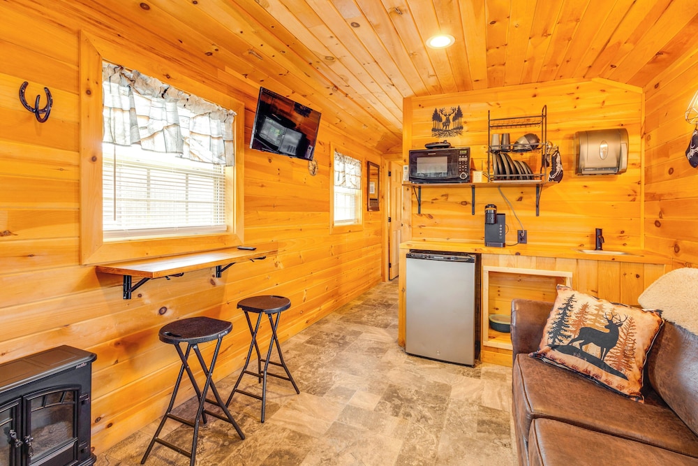 Patio, Fire Pit & Grill: Central Sevierville Cabin
