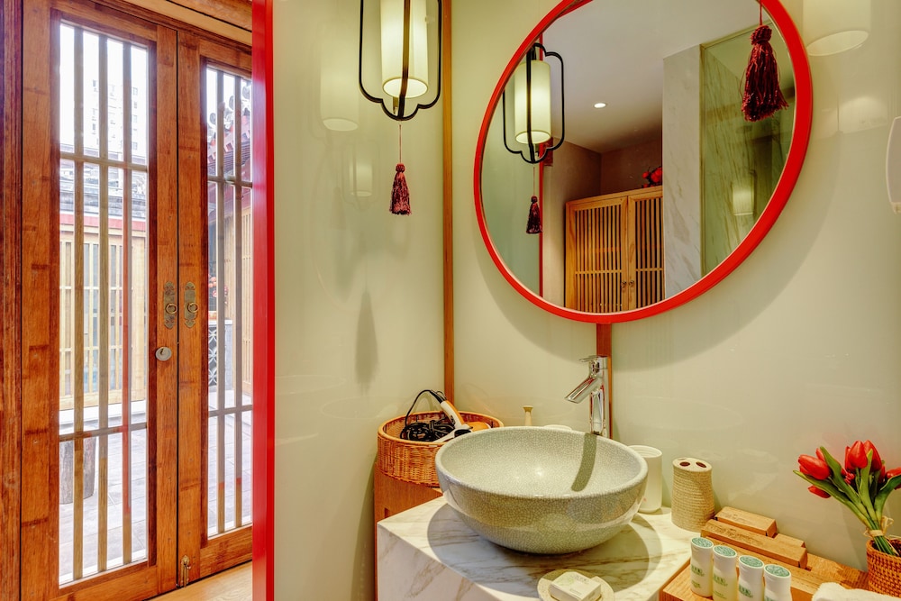 ISVARA Culture Homestay Suites