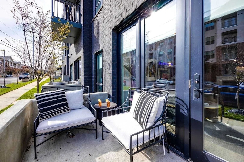 Sleeps 42 7 Modern Midtown Apartments w/ Gym + Pool Walkable to Shops & Eats
