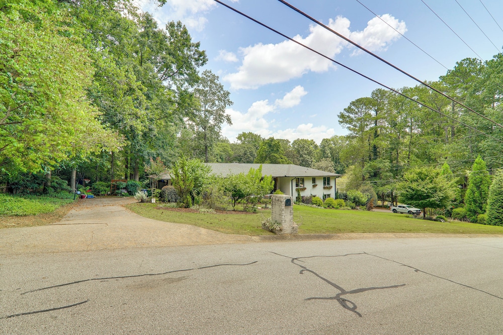 4 Mi to Uga: Bright & Airy Athens Apartment!