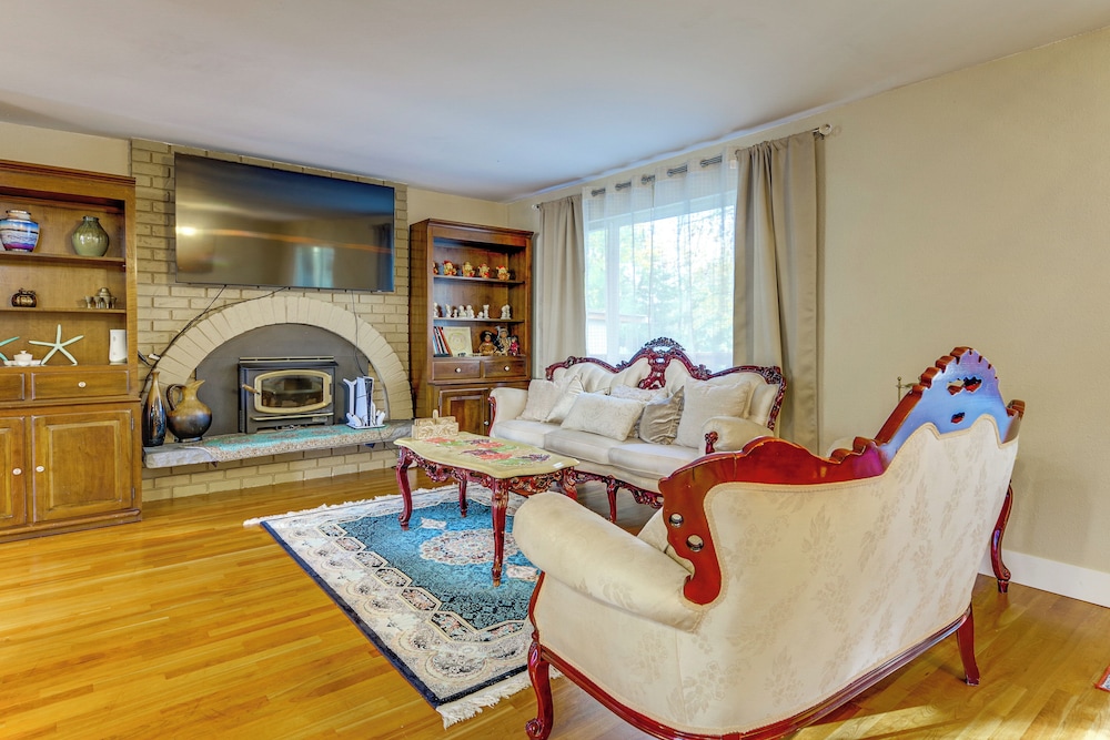 Family Retreat w/ Hot Tub & Game Room in Everett!