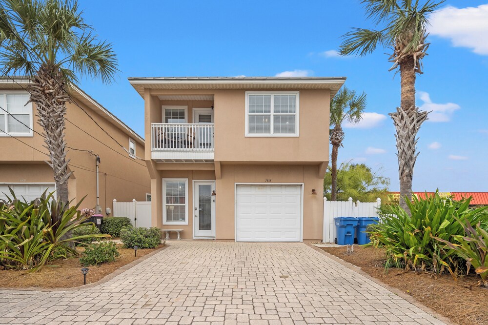 Escape to Sand Dollar Holler: Coastal Retreat, 3 Beds, 2.5 Baths, Sleeps 10!