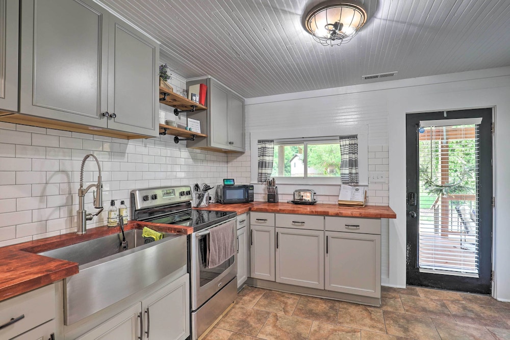 Cozy Cottage w/ Hot Tub < 4 Mi to Black Mountain! view 5