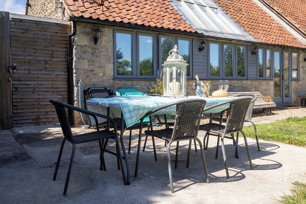 The Dovecote, Rowden Manor- Sleeps 6 & Parking