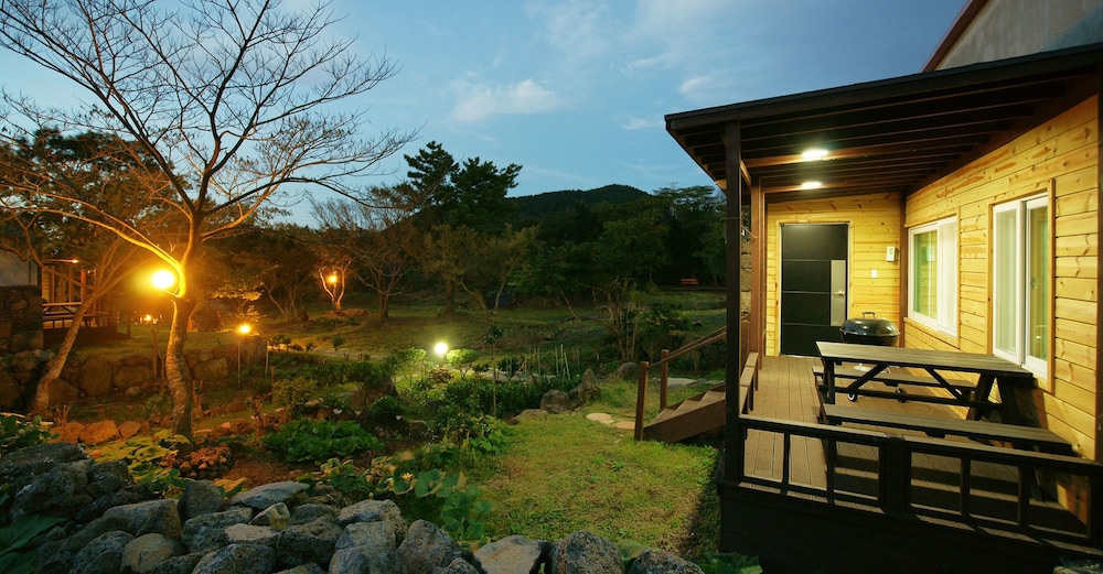 Gotjawal Geomun Oreum Pension