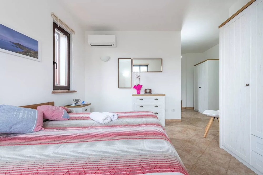 Amazing Detached Villa for 8 Guests Near Stintino