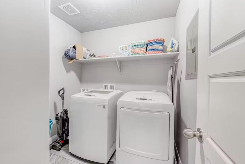 The Modern Villa - Pet Friendly 3 Bedroom Townhouse