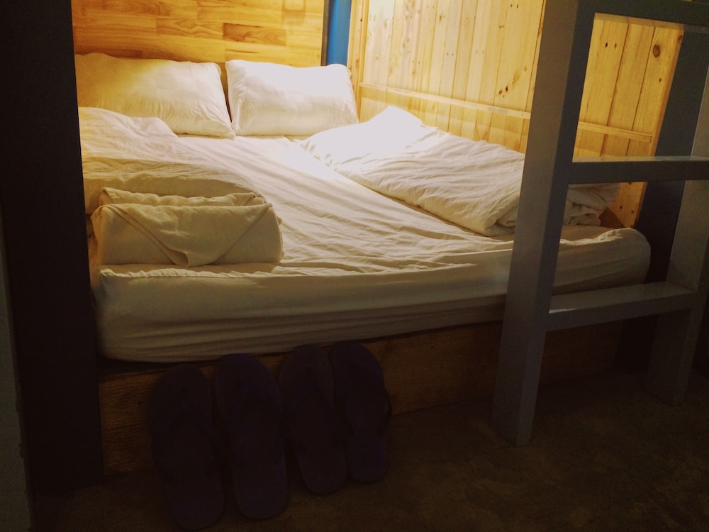 KHA Hostel & Cafe