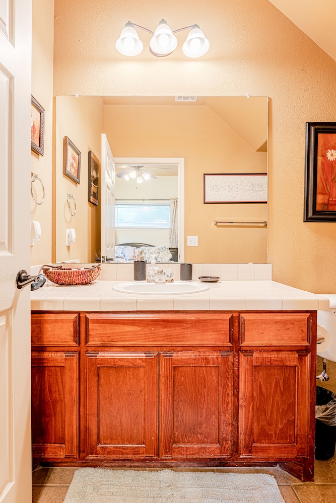 Quiet 2 Story Walkable to East Side Eateries - Image 5