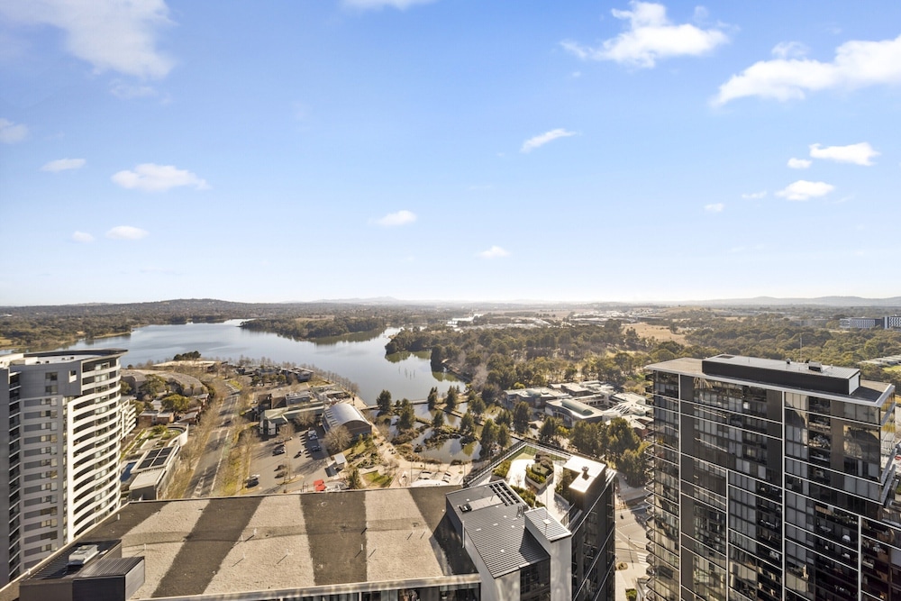 Refined 2-bed With Luxurious Building Amenities