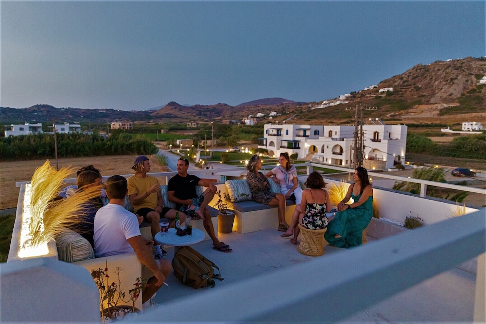 Studios Vrettos Beachfront Hotel