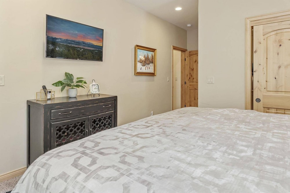 Boulder Bay Chalet Lakefront view 4