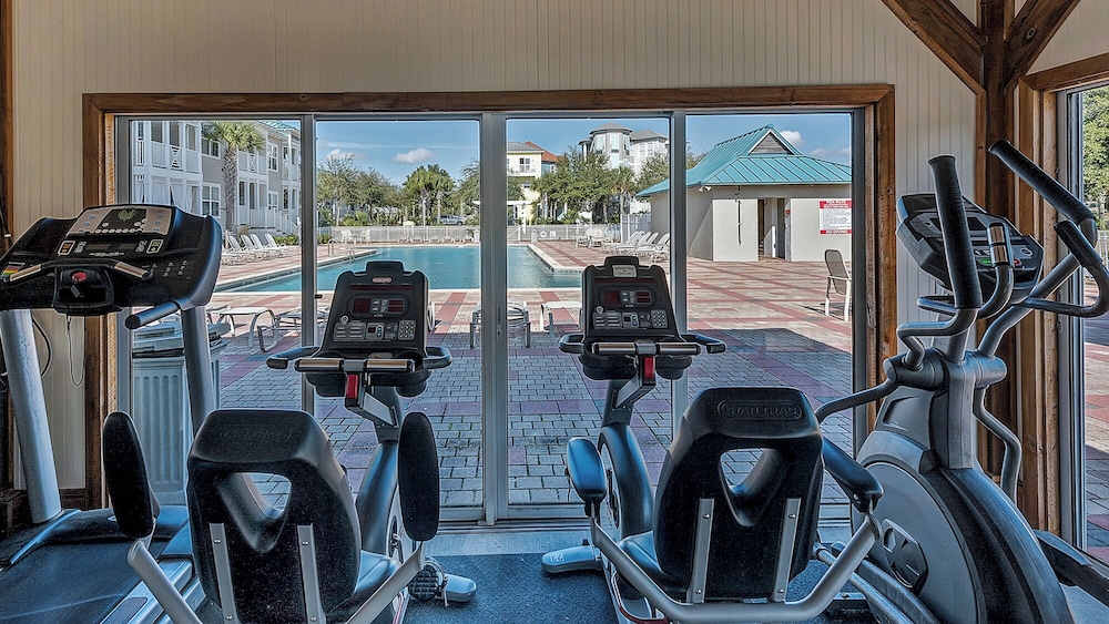 3br/2ba, Sleeps 6, BBQ Grill, Pool, Beach Access + Free Attraction Tickets!