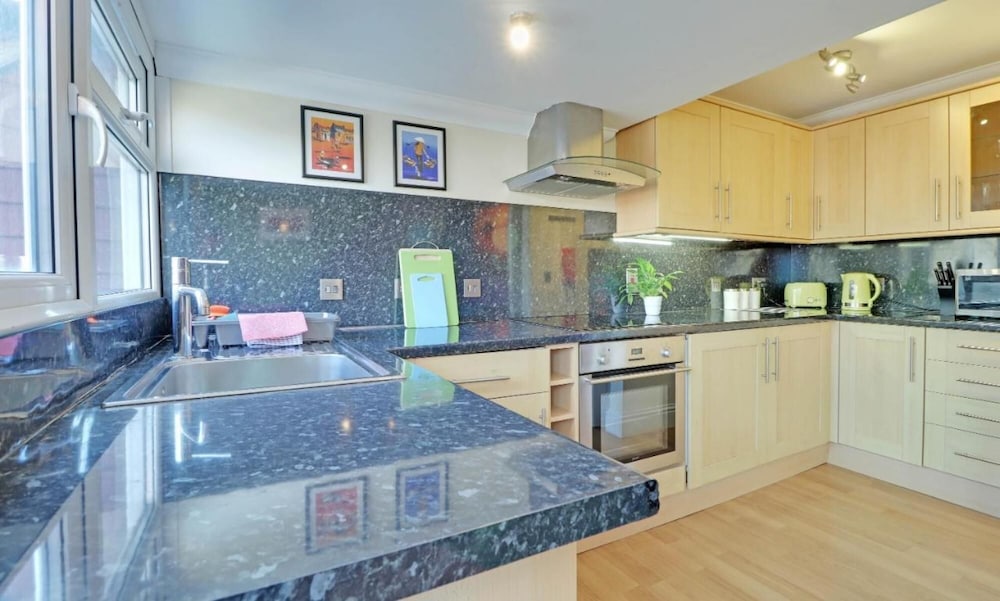 Brunswick Fab Pad - 2 Bedroom 2 Bathroom Garden View Balcony