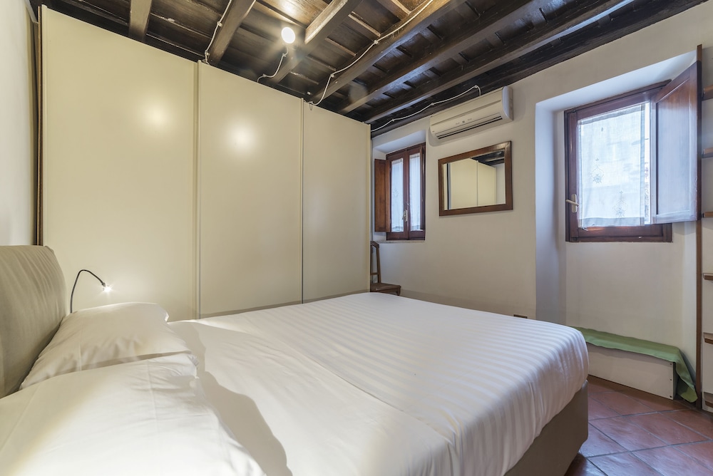 Stylish Flat Domus Aurea