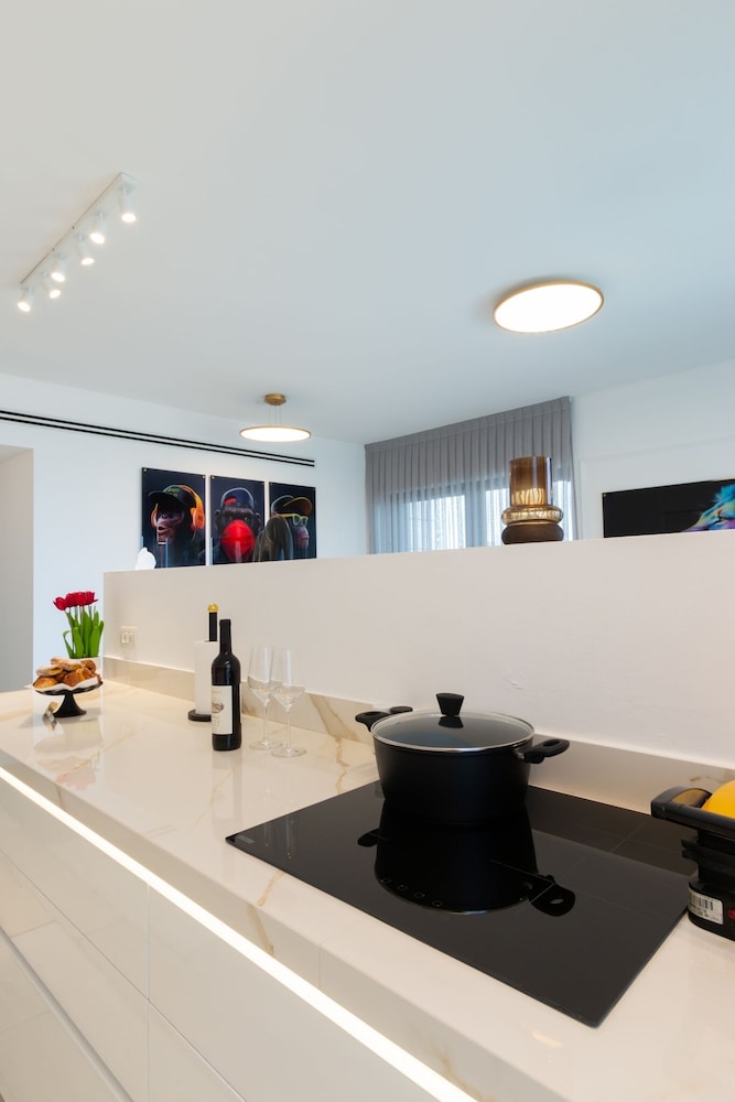 3 BR SeaFront APT Prestigious Tower