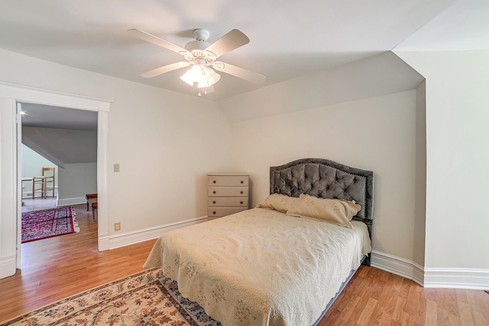 9 Mi to Kentucky Lake: Spacious Victorian Home!