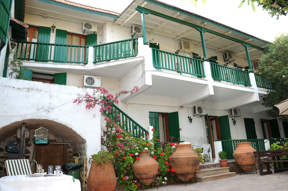 Topakas House