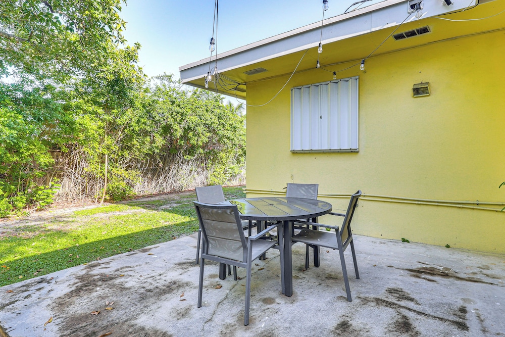 3 Mi to Hard Rock Stadium: Cozy Home w/ Patio