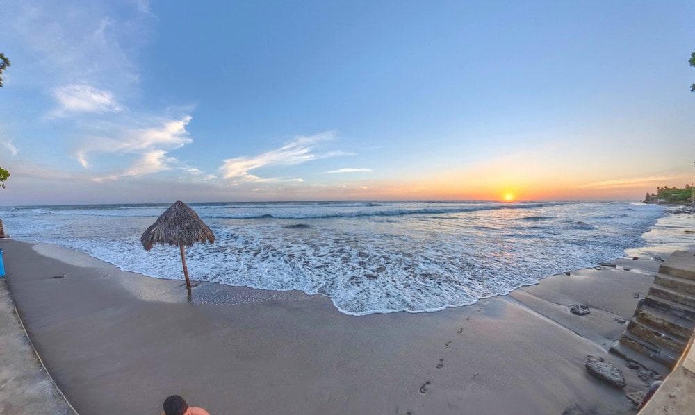 Romantic Beachfront Casita w Pool - AC - Sleeps 4