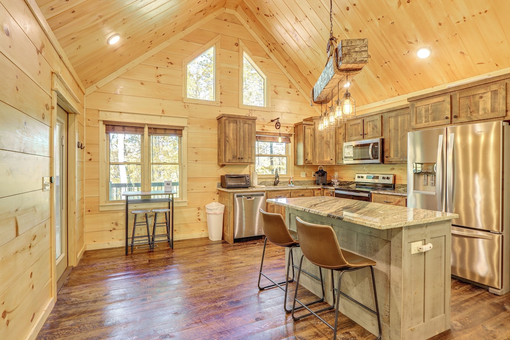 Ellijay Mountain Cabin w/ Hot Tub & Spacious Deck