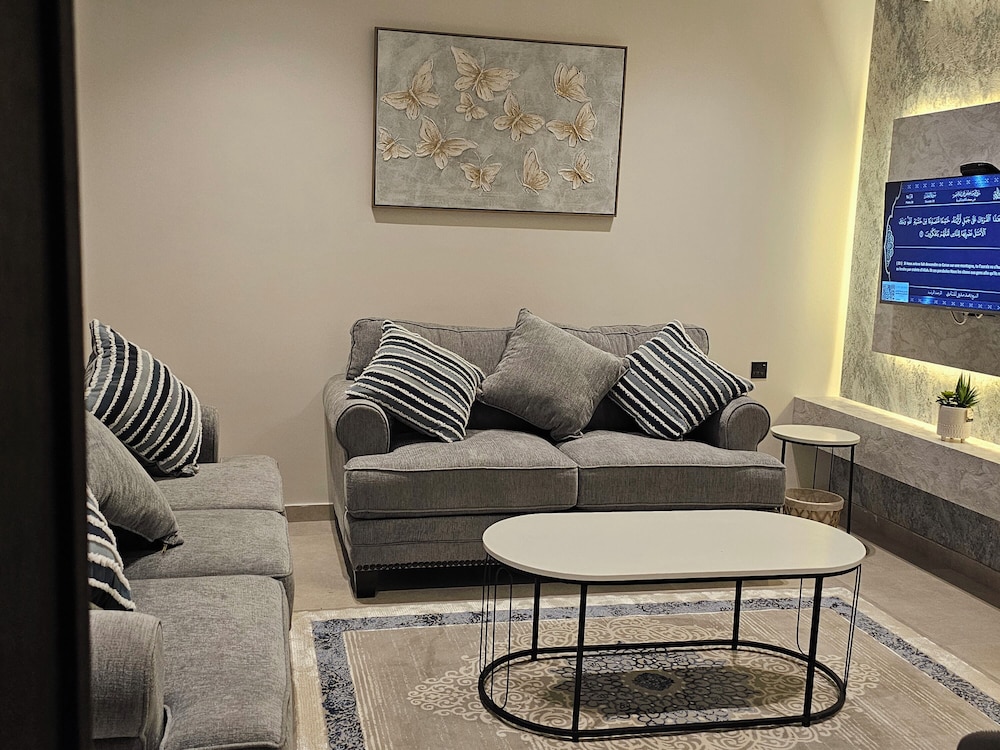 A Beautiful one BR Apartment With a Living Room
