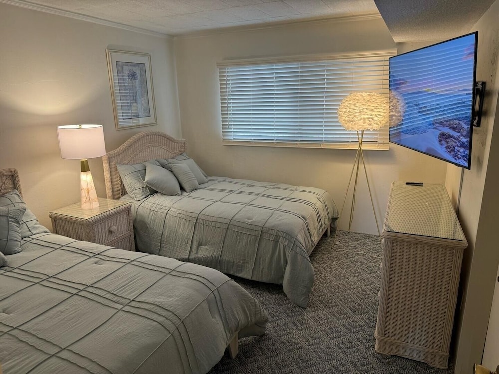 Ocean Hideaway 610 2 Bedroom Condo by RedAwning view 4