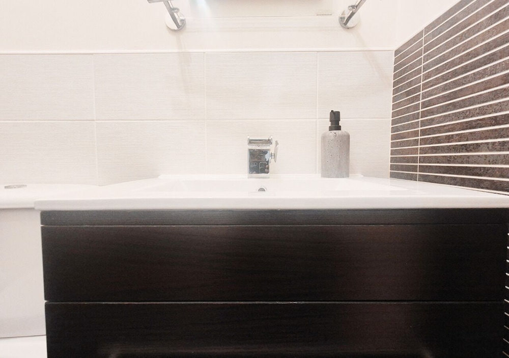 Luxurious & Spacious 2BR