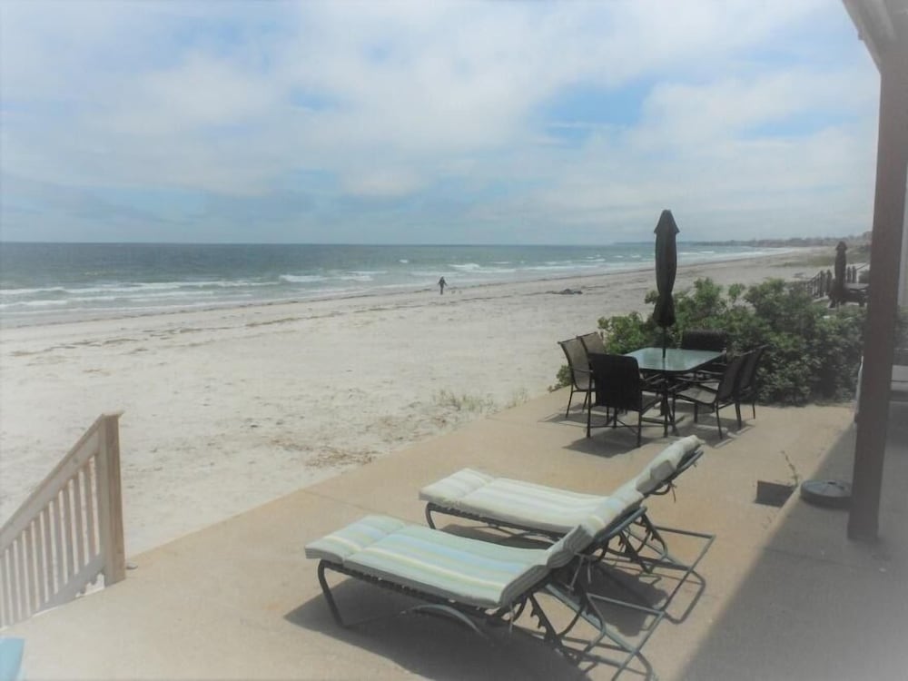 Sea Breeze - W007 Wonderful Beachfront Property For The Whole Family 2 Bedroom Home by RedAwning - Property Image 10