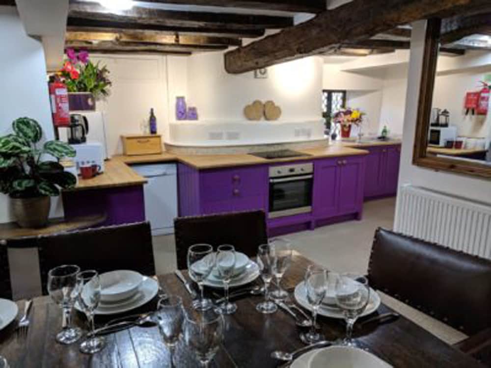 Cotswolds Valleys Accommodation-Med Hall view 4