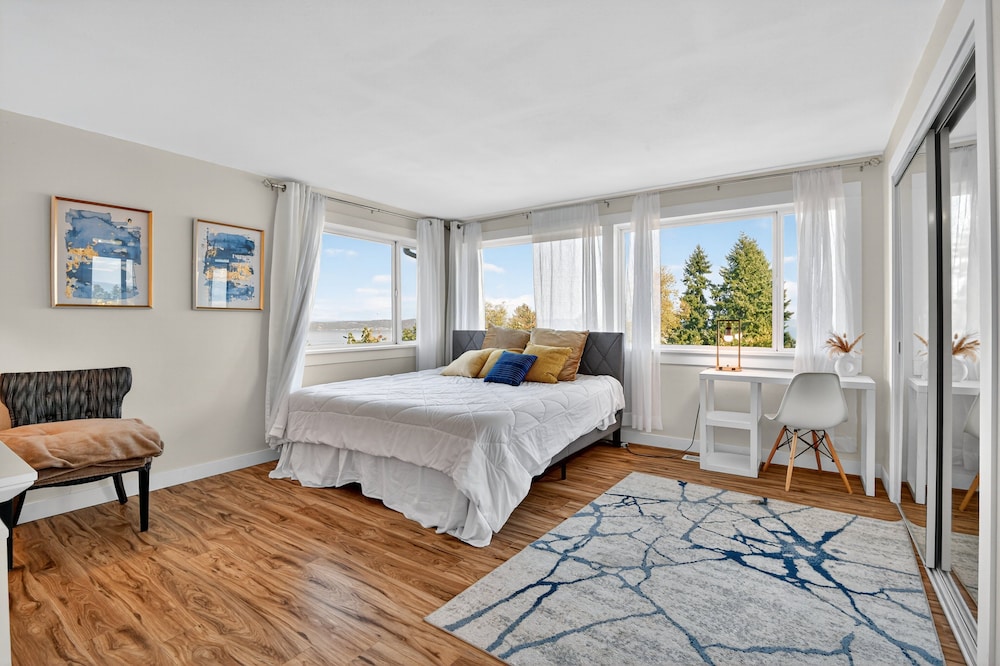 Relaxing Coastal Escape With Ocean Views 5 Bedroom Home