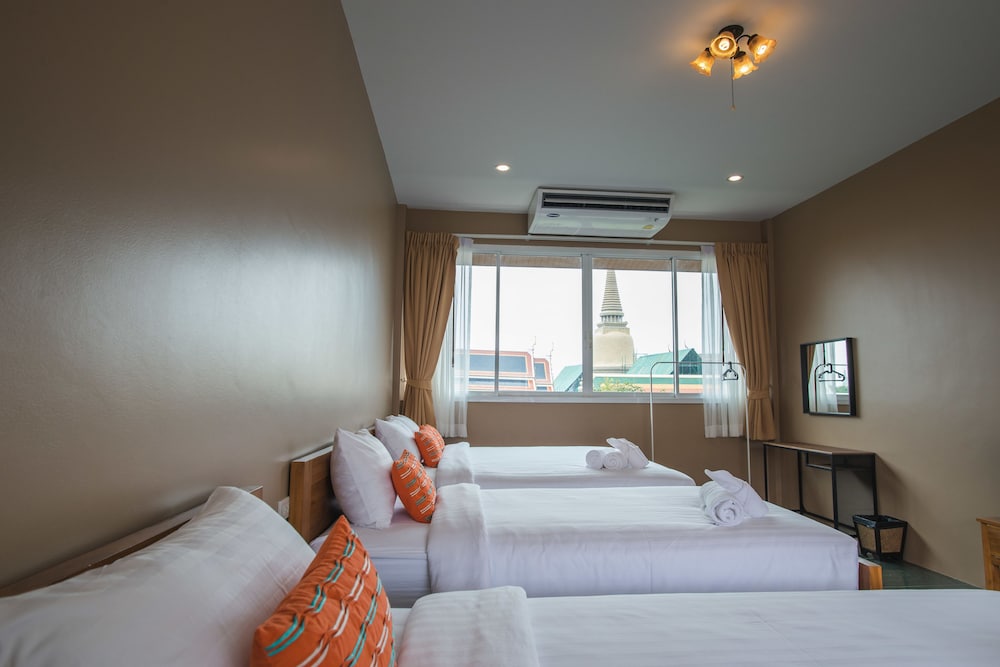 Feung Nakorn Balcony Rooms and Cafe