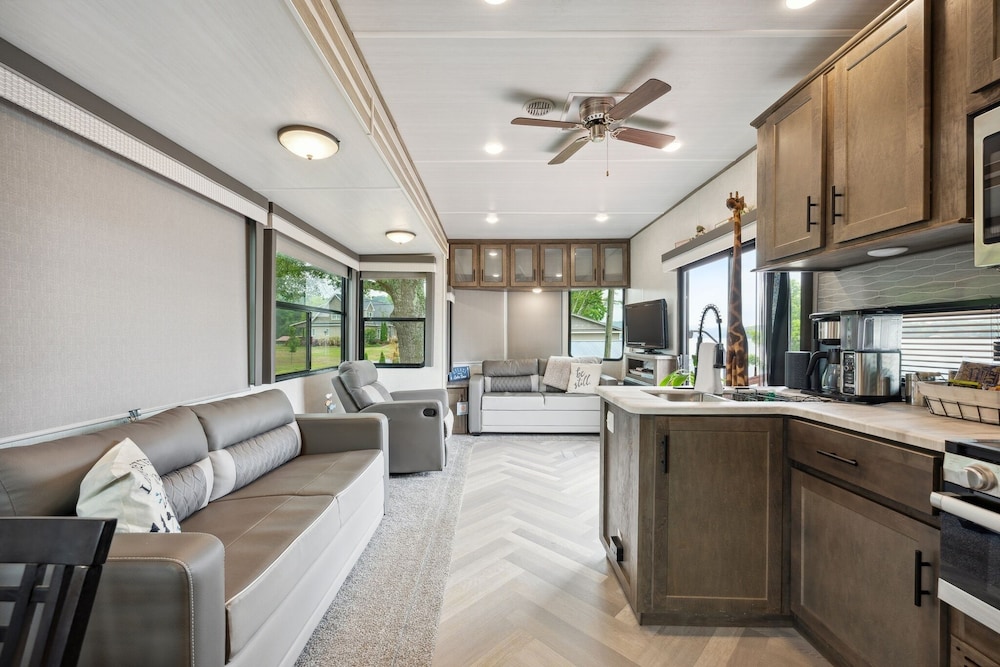Lakeside Retreat On Neely Henry Lake 1 Bedroom Villa by RedAwning - Property Image 31