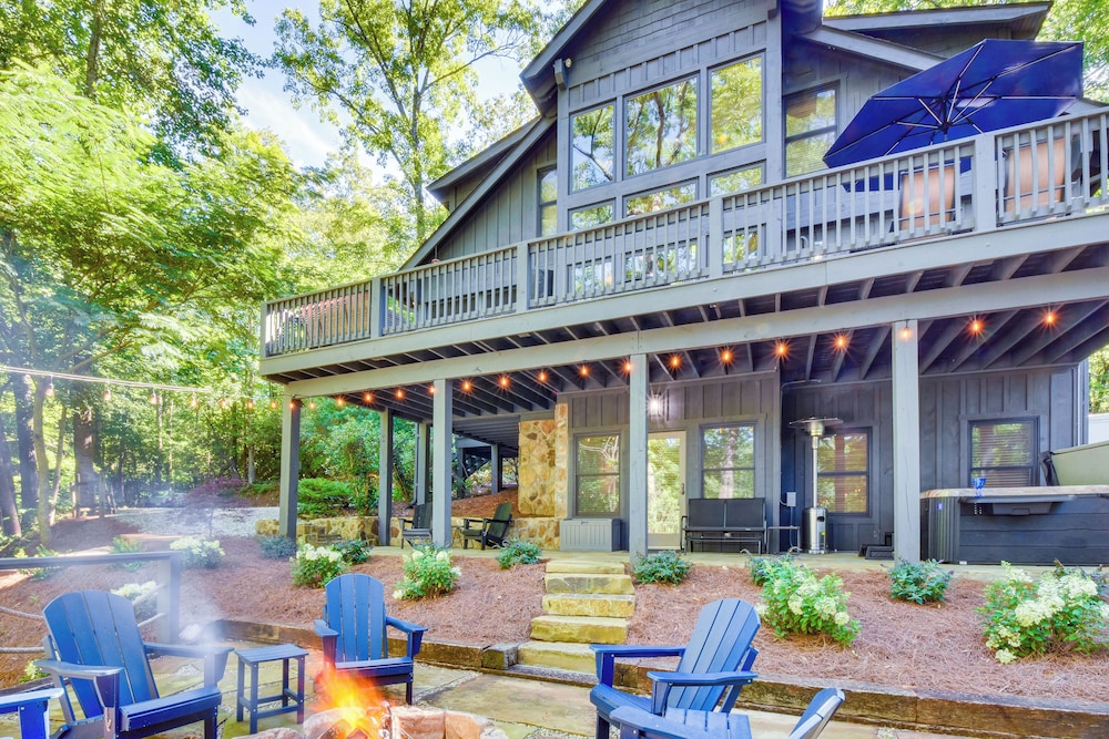 Fish, Hike & Swim: Lake Burton Retreat w/ Hot Tub!