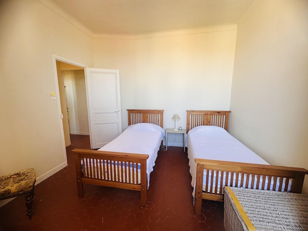 Charming 2 Bed Apartment With Balcony Located in Cannes Old Town Easy Walk to the Palais and Beaches - 120