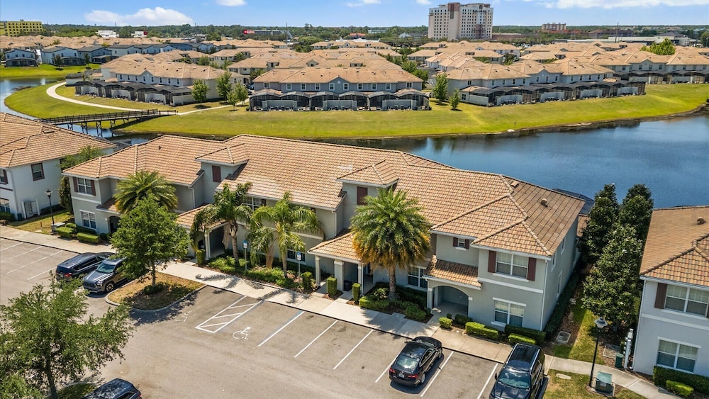 Upstay: Family-friendly 4BR Townhouse w Pool & BBQ