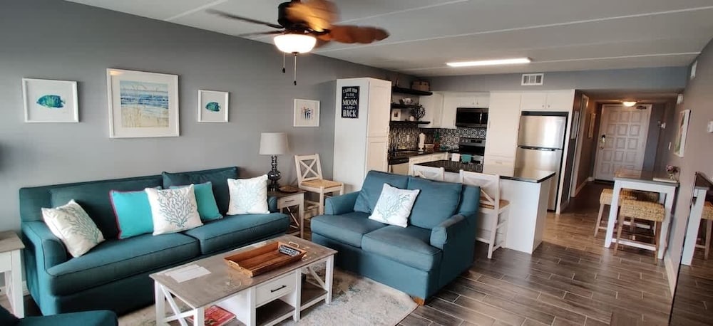 Saida Beachfront Luxe Condo Two Heated Pools 2 Bedroom Condo