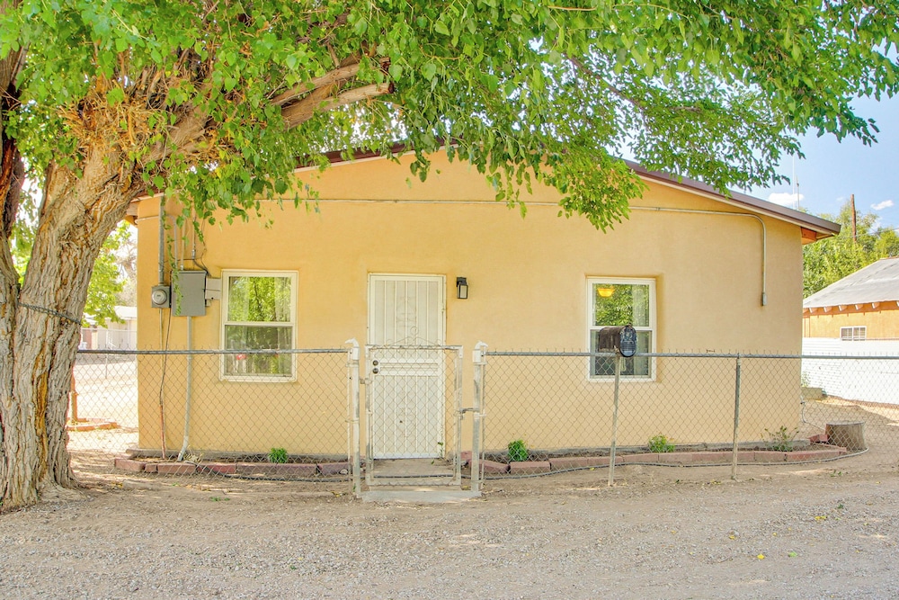 3 Mi to Old Town, Fenced Yard: ABQ Abode!