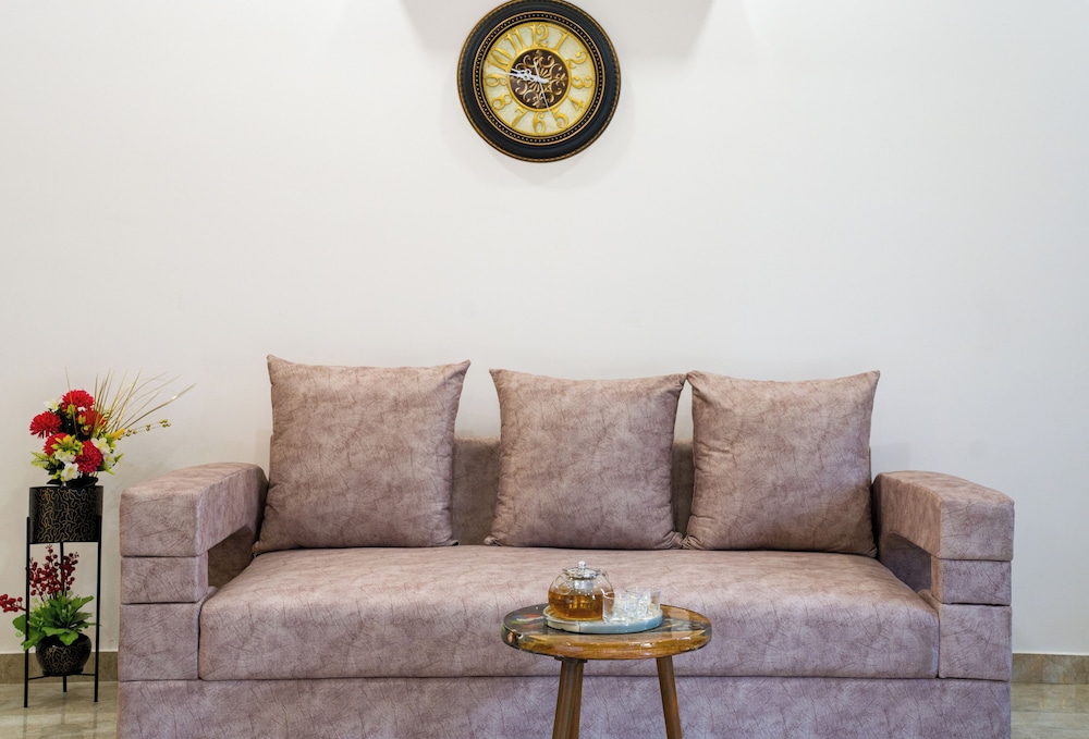 ELIVAAS Ivory Estate Pet-friendly Farm