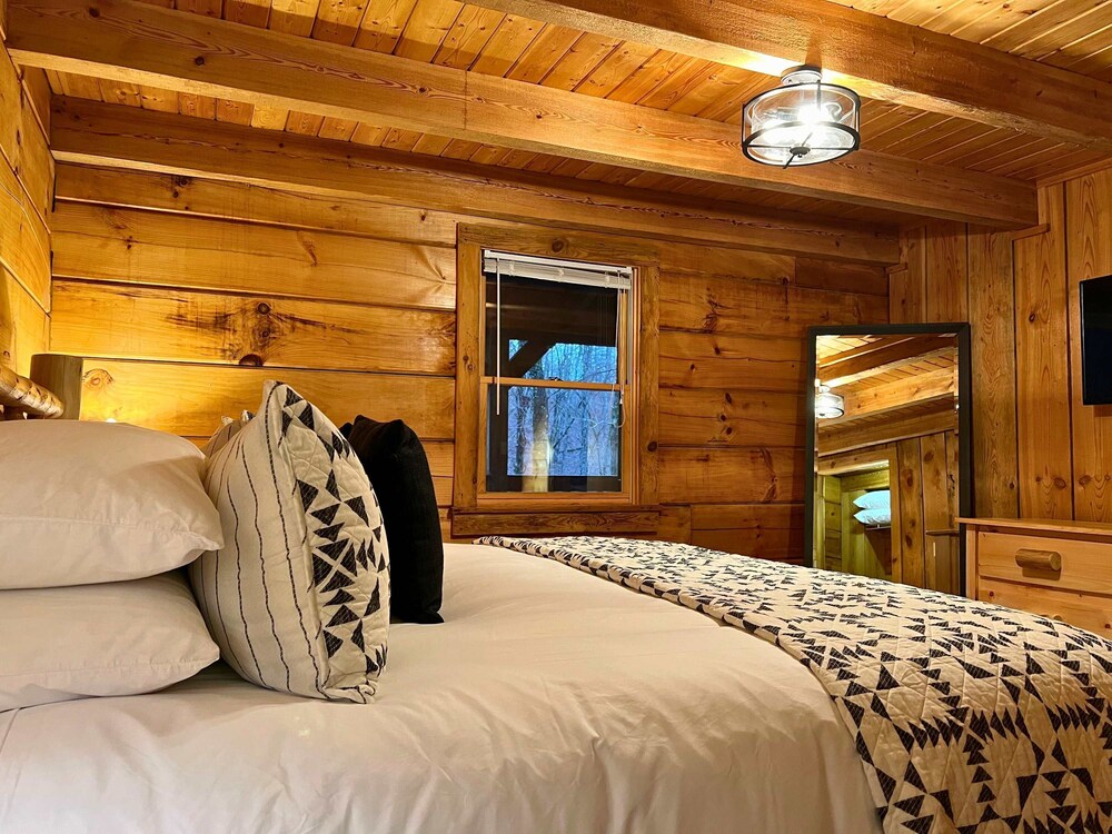 Hunter Hills Haven - Secluded Luxe Cabin Getaway With Mountain Views Spa Hot Tub Game Room