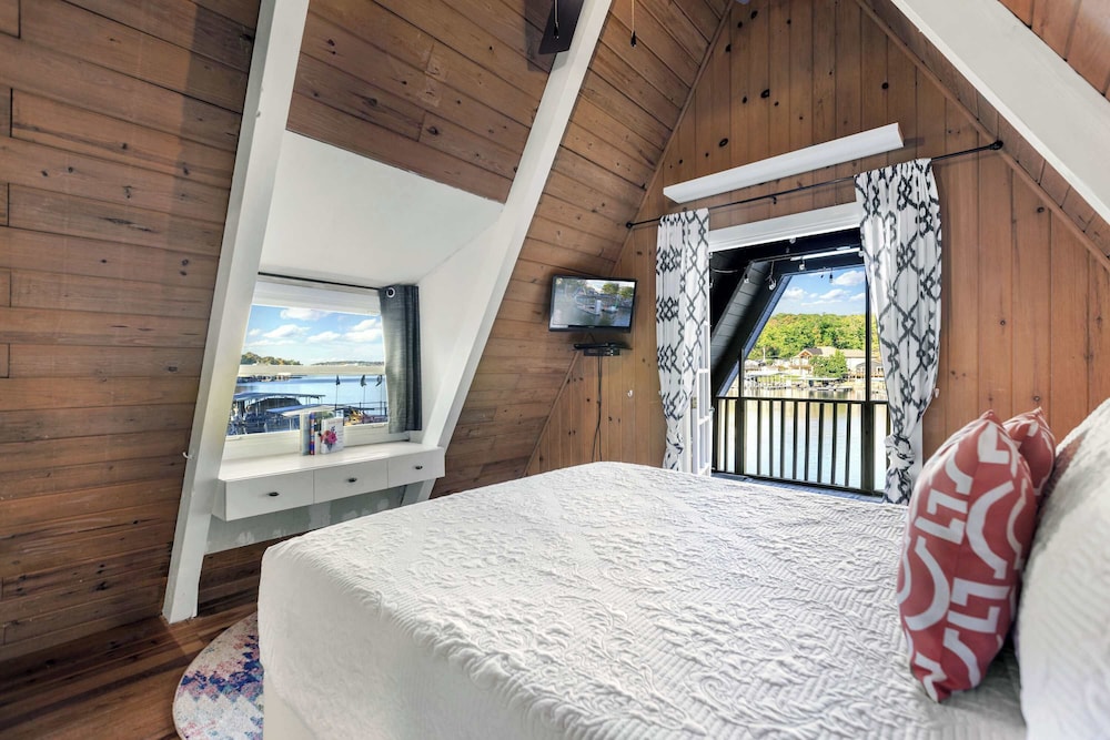 Sunrise Oasis - Enjoy Lakefront Living